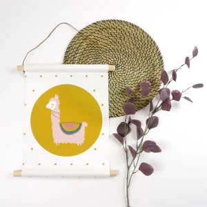 Textielposter lama okergeel voor de kinderkamer