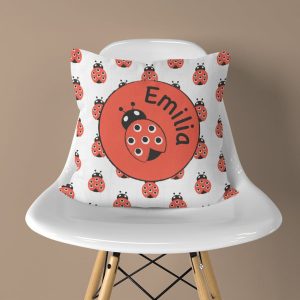 Naamkussen met lieveheersbeestje in rood