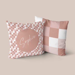 Naamkussen ruitjes roze voor de meisjeskamer