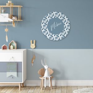 Muurcirkel met ruitjes en naam in blauw