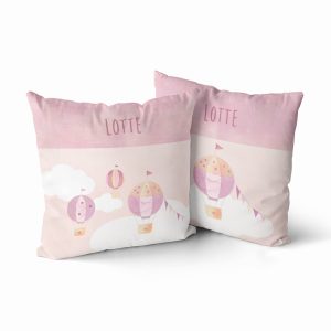 Naamkussen met luchtballonnen in roze