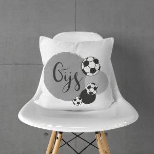 Naamkussen met voetbalprint in zwart wit