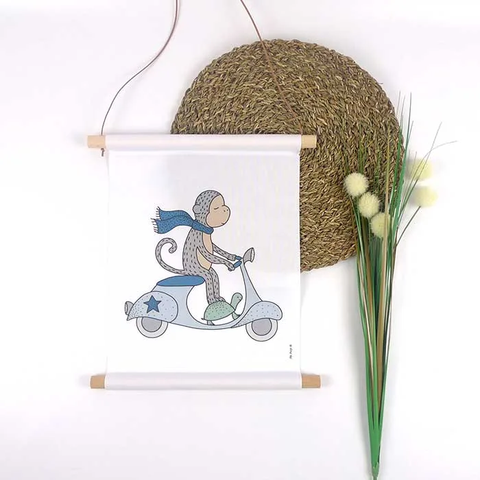 Textielposter aap op een scooter voor de kinderkamer - Afbeelding 2