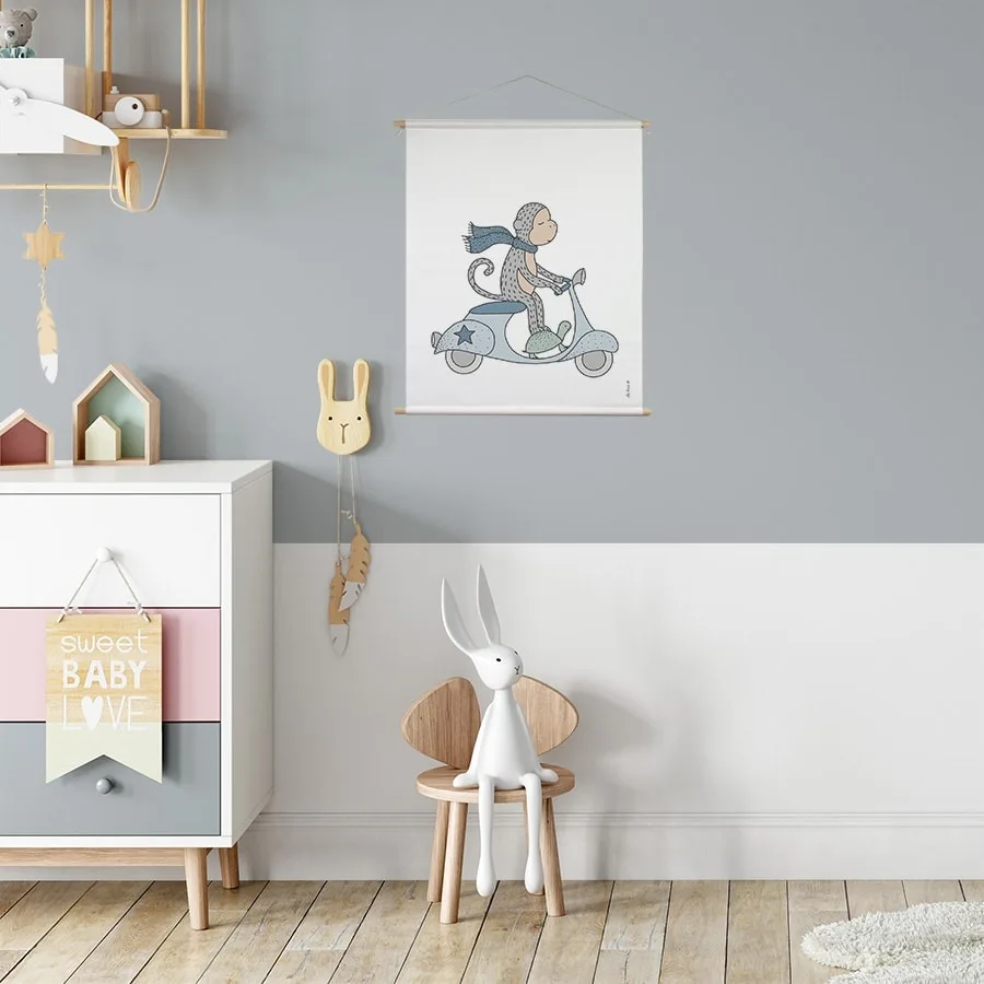 Textielposter aap op een scooter voor de kinderkamer - Afbeelding 3